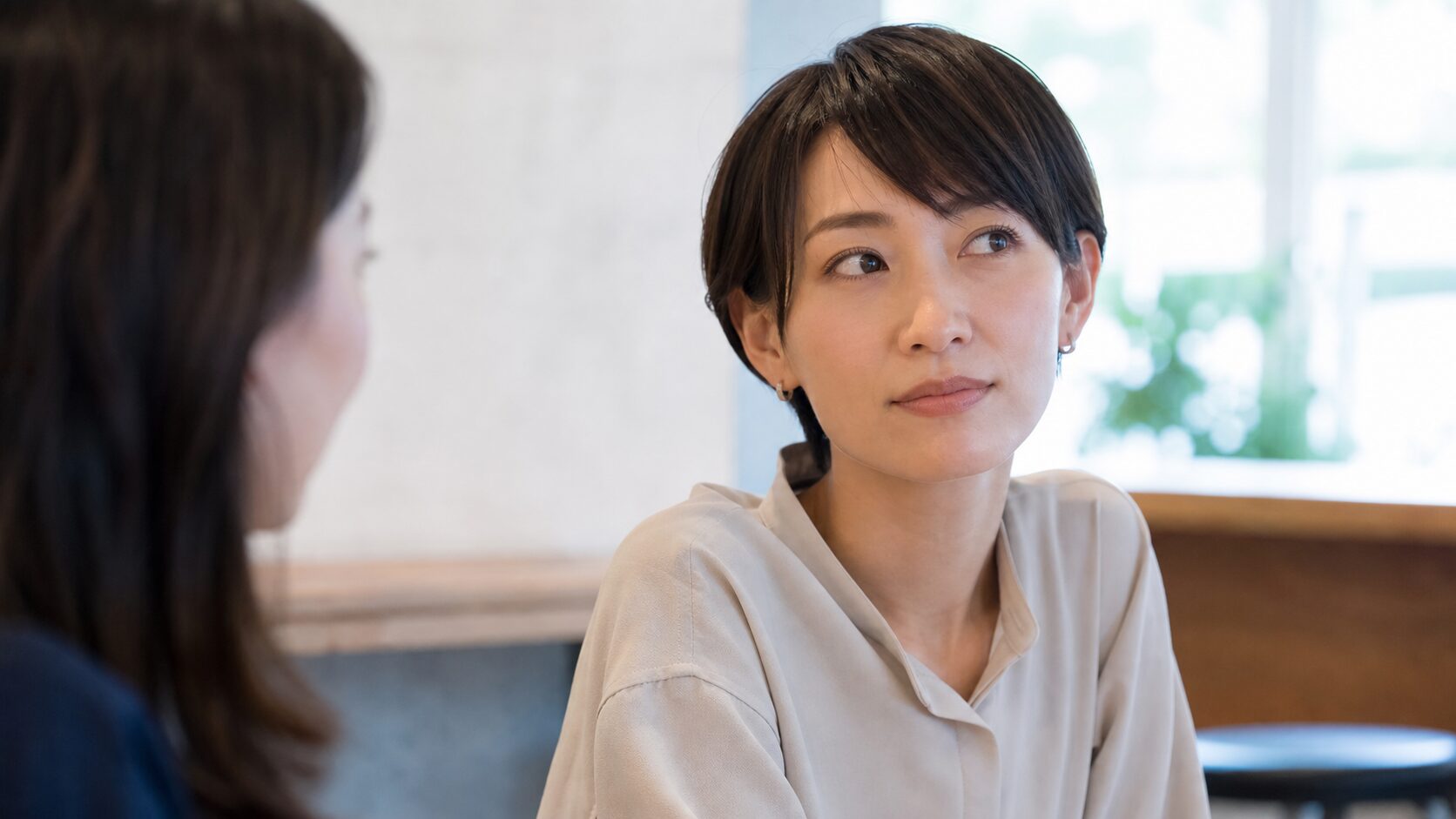 目を左にそらす心理が示す本当の意味