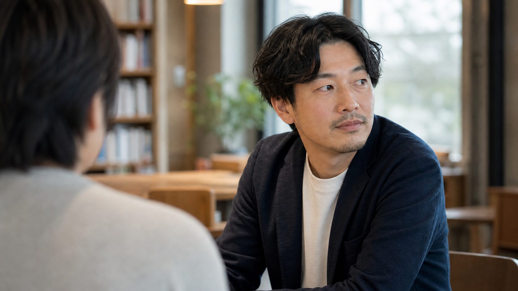 目を左にそらす心理を恋愛と会話で読む